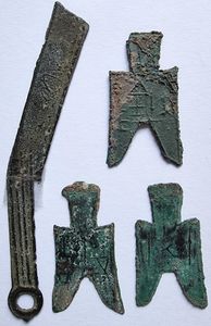 China, Empire, Good lot with 4 ancient primitive money items, 1 Knife Money (broken) and 3 Spade Money, all in nice conditions