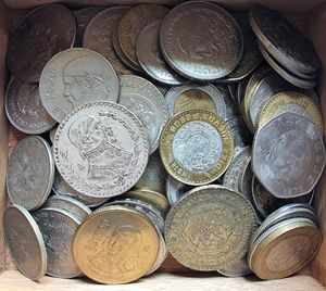 Mexico, Estados Unidos, Very good lot with 65 older & modern coins in nice grades, many different types including scarcer items and many higher grades... 