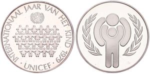 Belgium, Kingdom, Baudouin I, Medal in Silver 1979 by Unicef, International Year of the Child, 24 children surrounded by legend / Stylized child and parent within wreath, PROOF