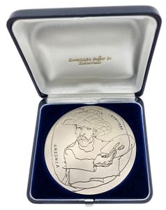 Netherlands, Kingdom, Beatrix, Medal in Silver 1990, Stichting Vincent van Gogh, Portrait of the painter Vincent facing / Legend in 4 lines, UNC in original box