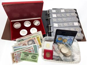 Belgium, Kingdom, Big lot with ca 700 older Belgian coins in various grades, many different dates, including 7 coin sets, 39 silver coins and some world banknotes...